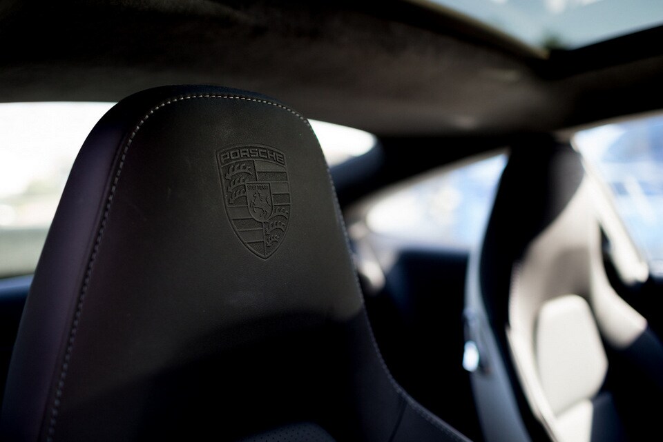 2014-Porsche-911-Turbo-interior-13.jpg