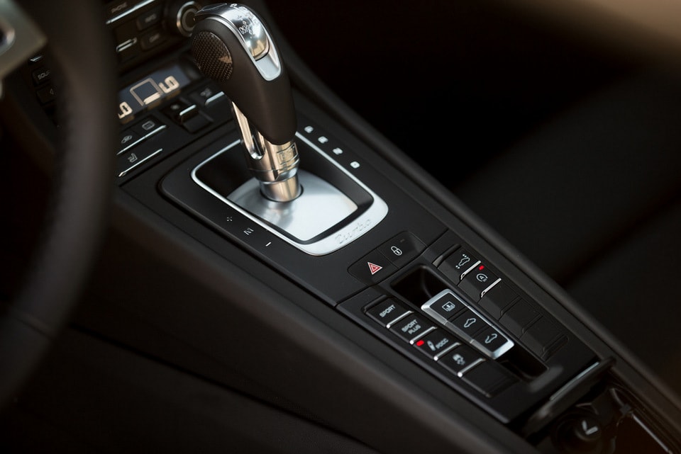 2014-Porsche-911-Turbo-interior-4.jpg