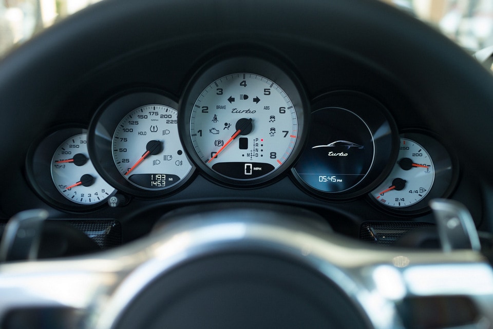 2014-Porsche-911-Turbo-interior-17.jpg