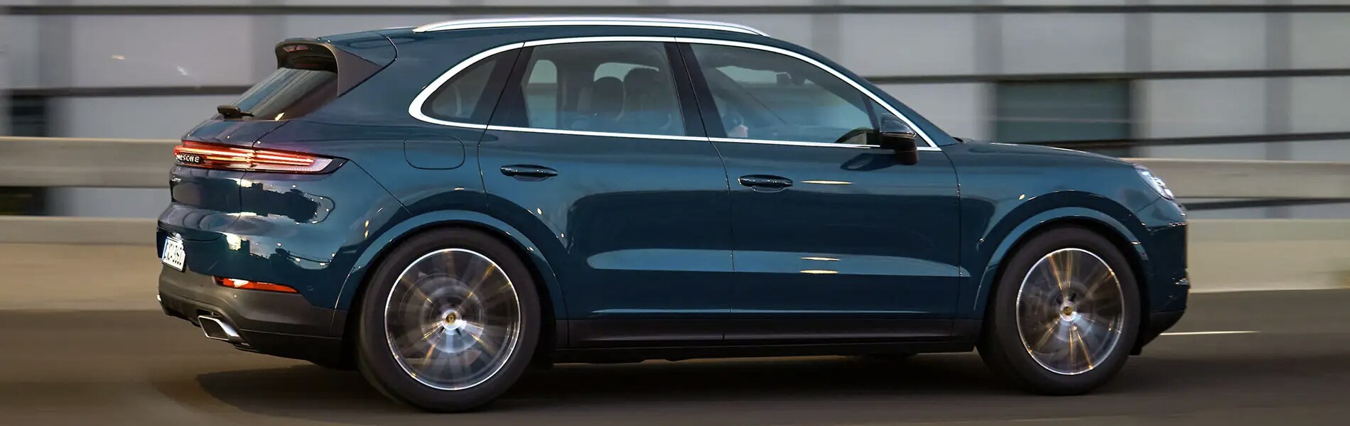 2024 Porsche Cayenne in metal blue running.png 2024 Porsche Cayenne in metal blue running