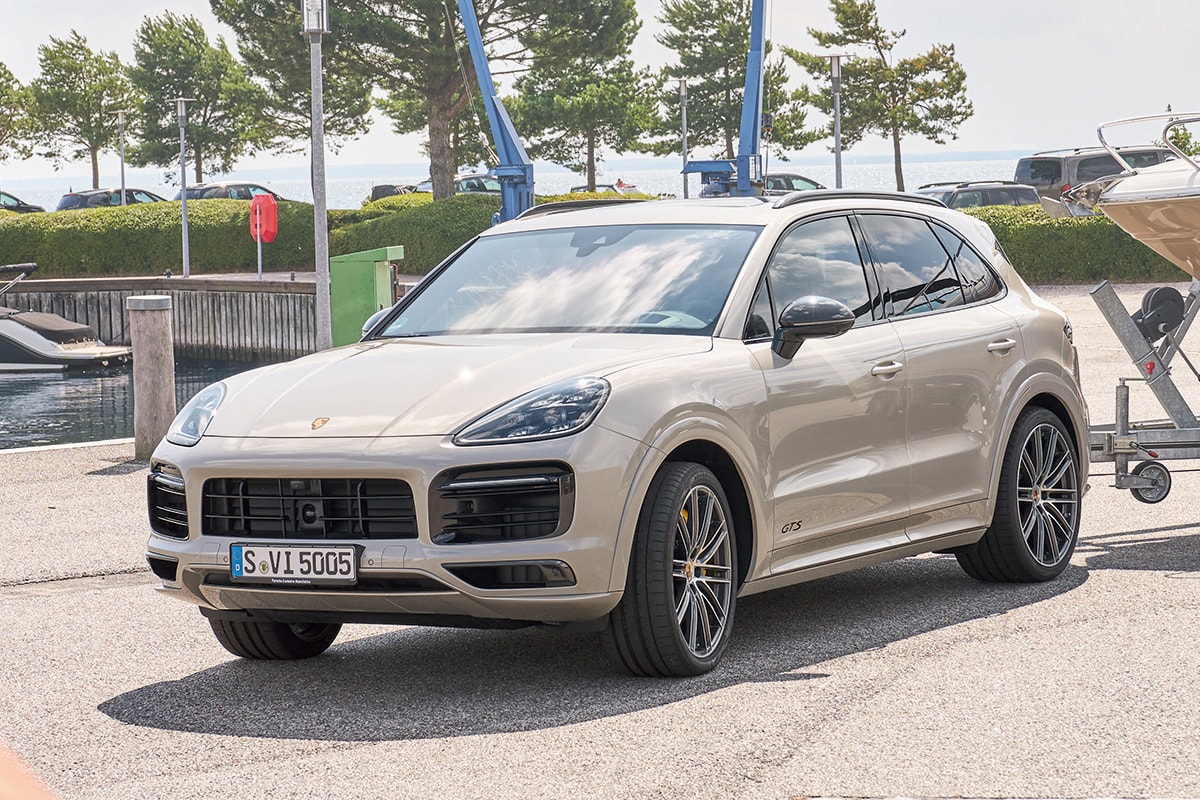 2023-Porsche-Cayenne-versus-Macan.jpg White 2023 Porsche Cayenne.
