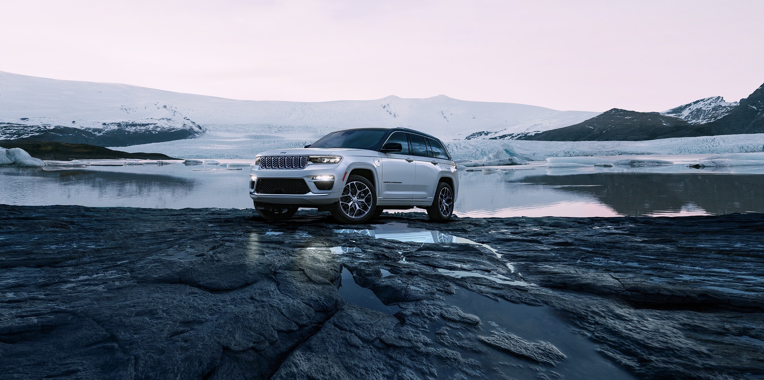 2025-Jeep-GrandCherokee4xe-Summit-SUV-L02.jpg