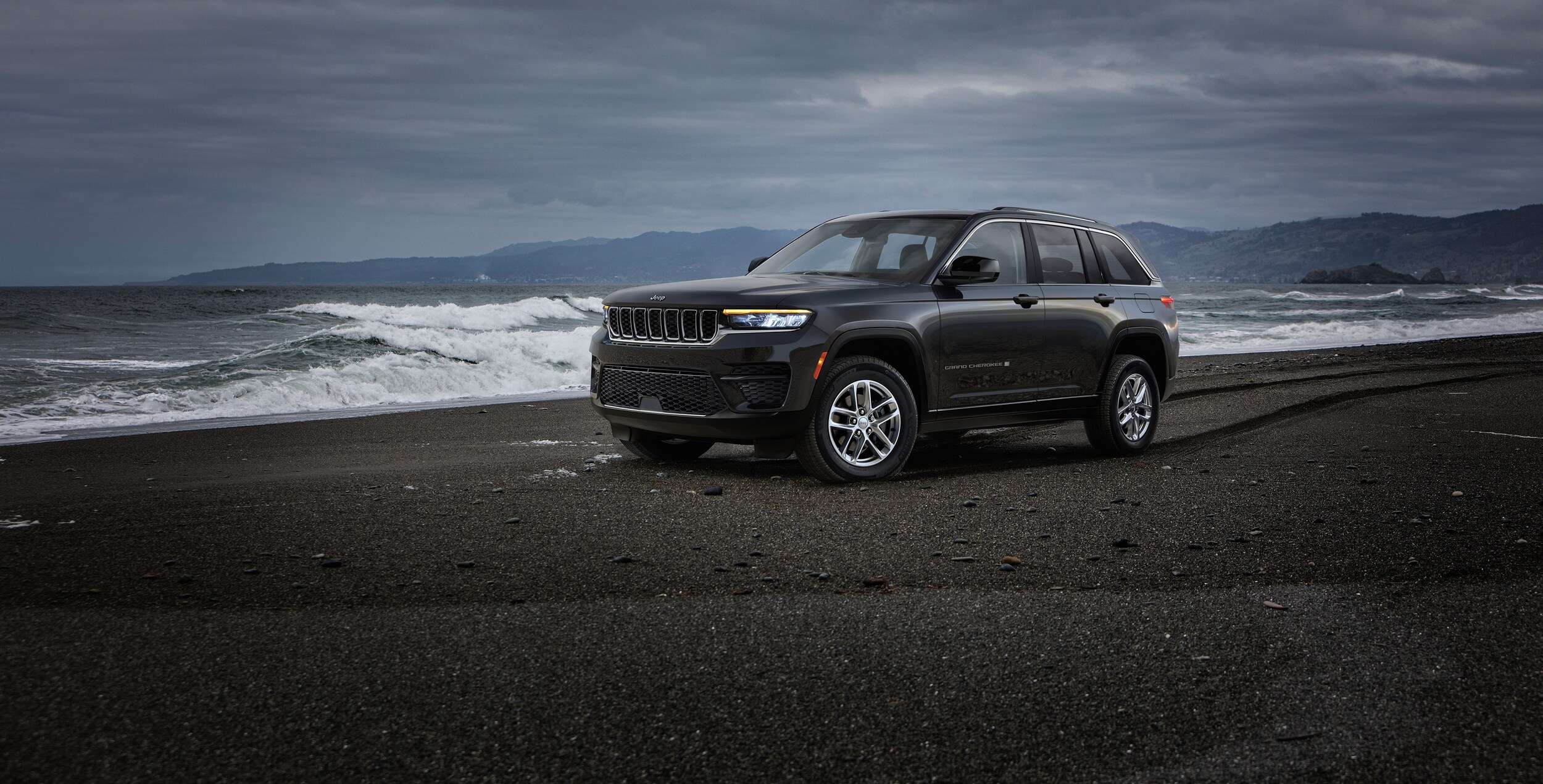 2025-Jeep-GrandCherokee-Laredo-SUV-L01jpg.jpg