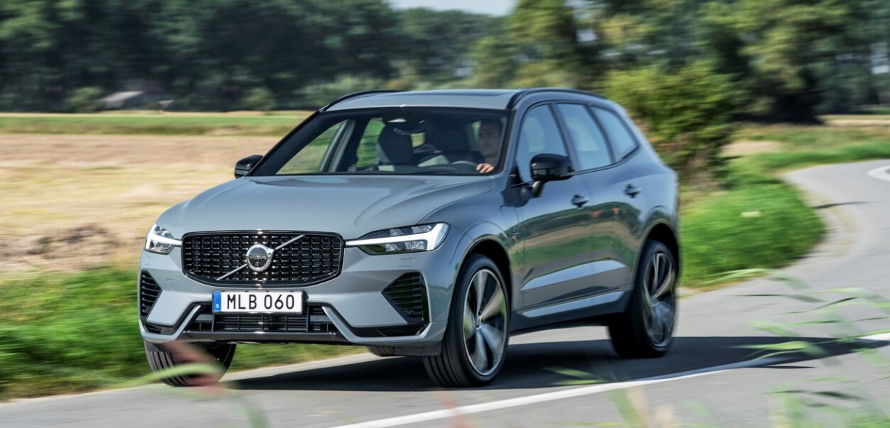 2022_Volvo_XC60_Driving.png