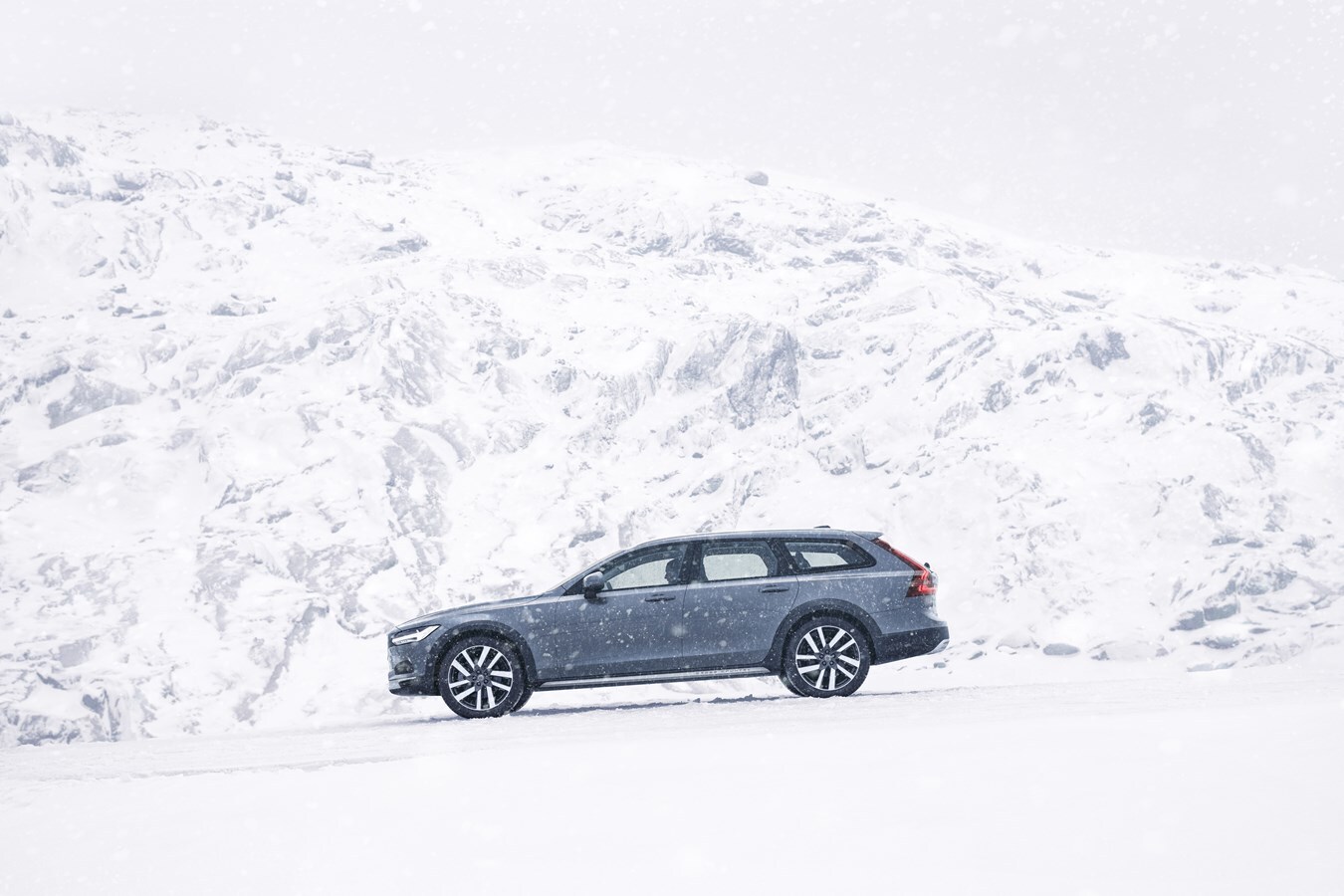 2023_Volvo_V90CC.jpg