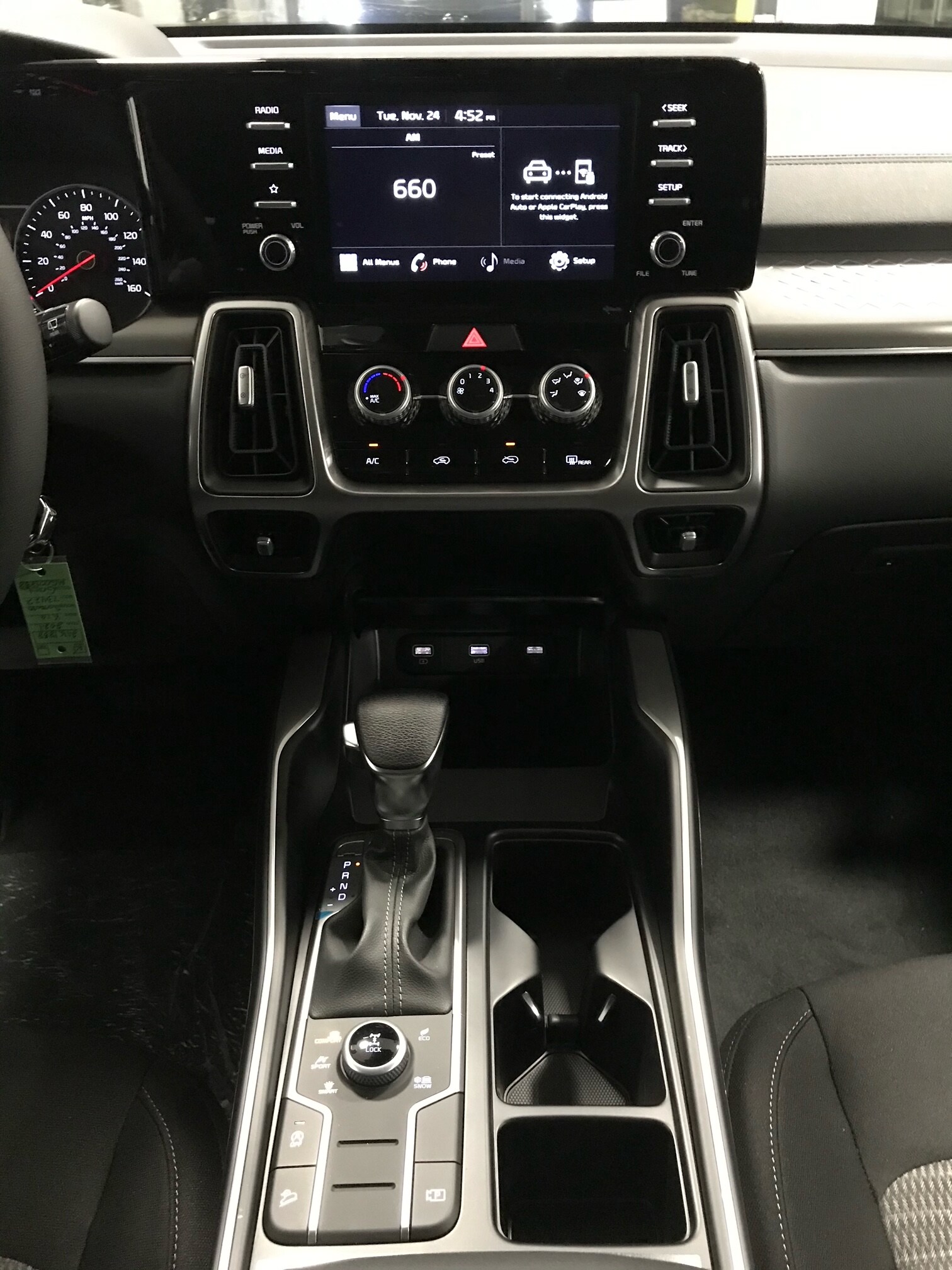 2021 kia sorento dash board.JPG center console and dashboard infotainment system