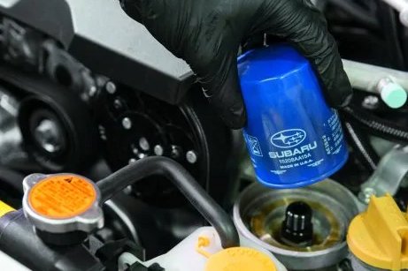 hand removing oil filterr