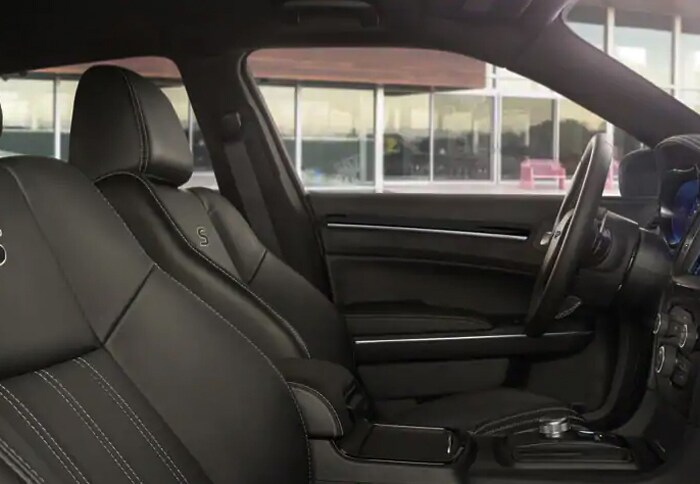 2021-Chrysler-300_15.jpg