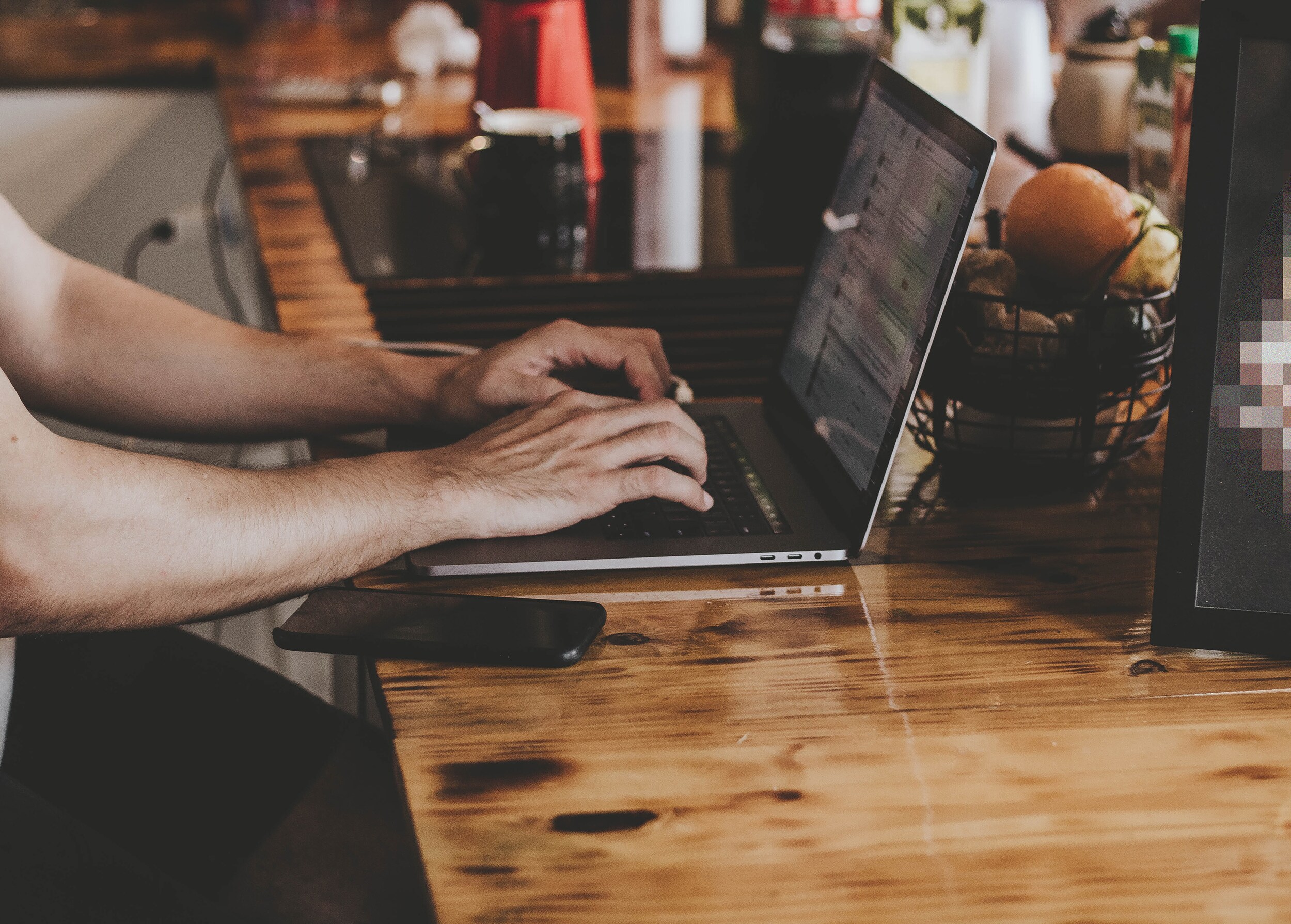 people-devices-008-person-in-front-of-laptop-on-brown-wooden-table-2115217.jpg