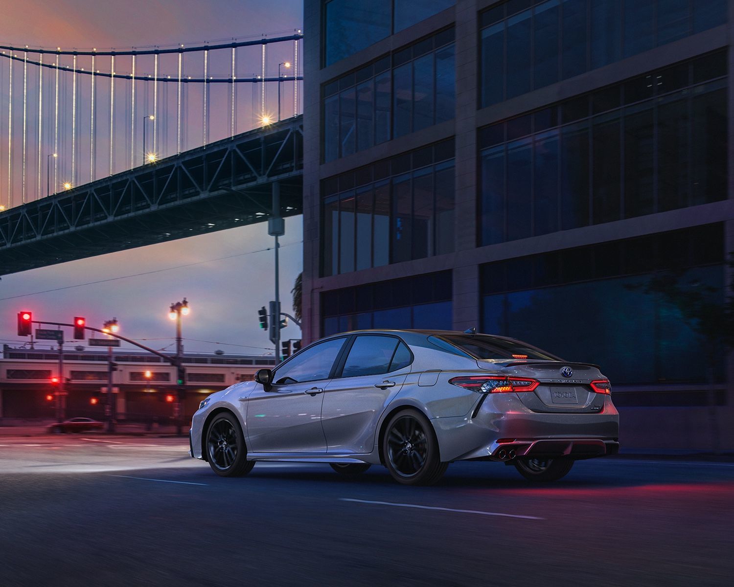 toyota-2021-camry-overview-gallery-hybrid-xse-celestial-silver-metallic-black-roof-l.jpeg