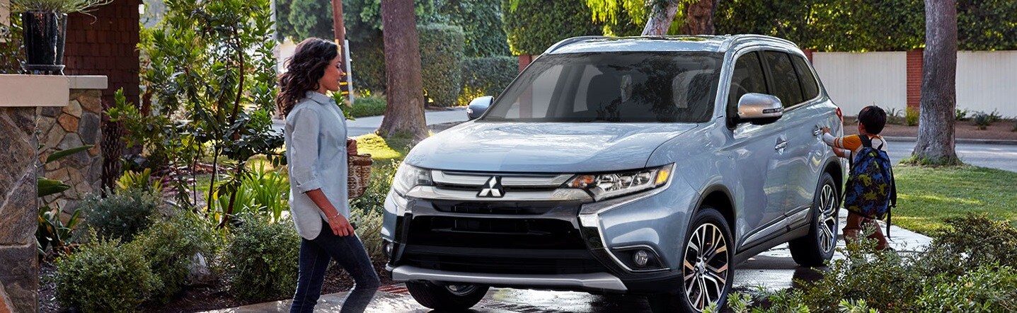 2017-Mitsubishi-Outlander-7-Passenger-SUV-in-Driveway-d.jpg