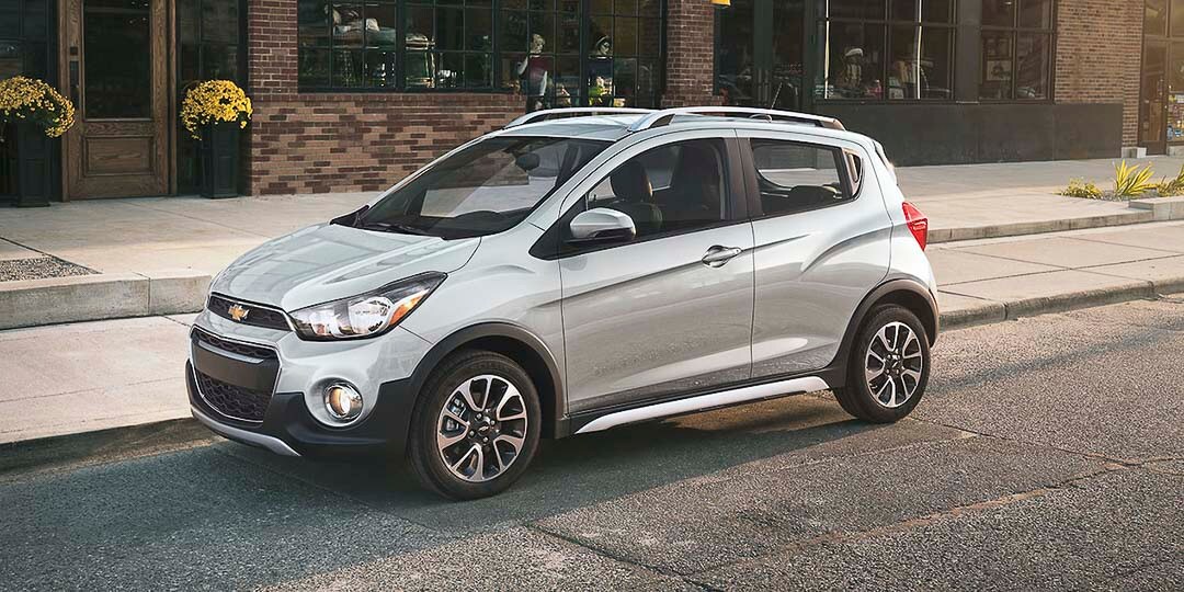 vue latérale du Chevrolet Spark 2021 stationné sur une route