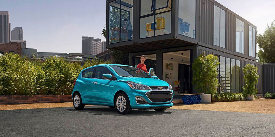 vue trois quart avant du Chevrolet Spark 2021 stationné