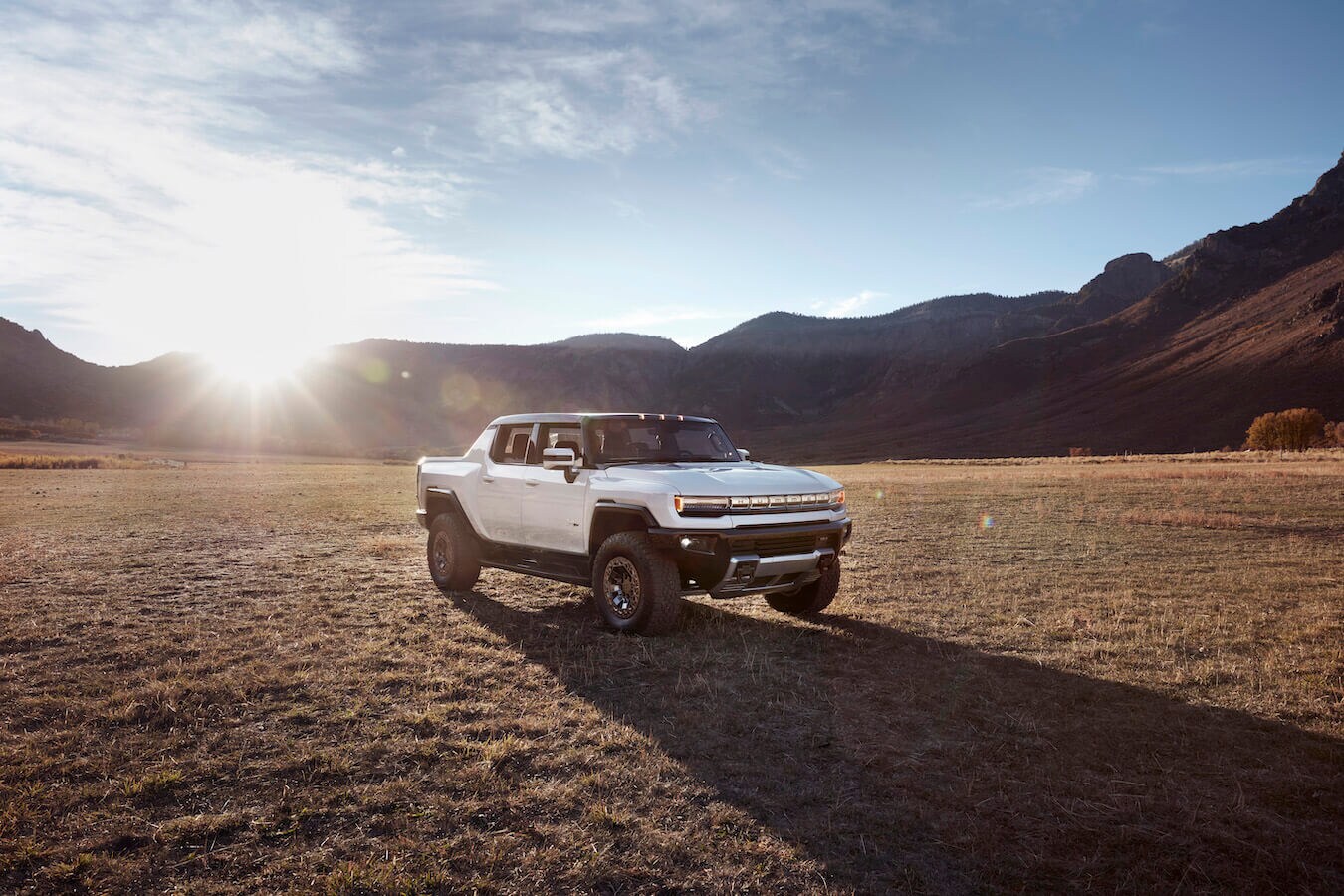LE GMC HUMMER EV 2022 garé sur une terre battue