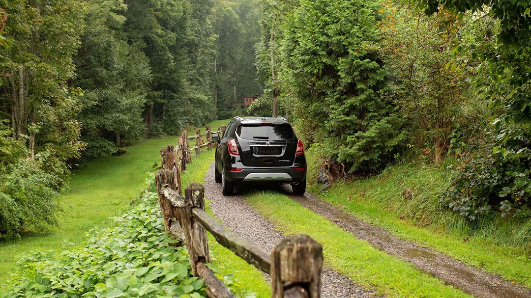 vue arrière du Buick Encore 2021 roulant sur un sentier en forêt