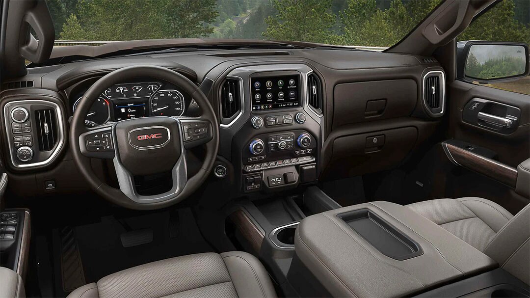 vue intérieure de la cabine du GMC Sierra 1500 2021 avec la console central et le volant