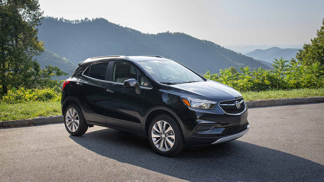 vue trois quart avant du Buick Encore 2021 stationné sur une route en montagne