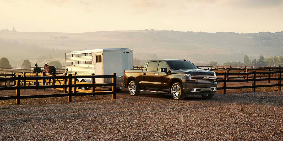 vue trois quart du Chevrolet Silverado 1500 2021 tirant une remorque