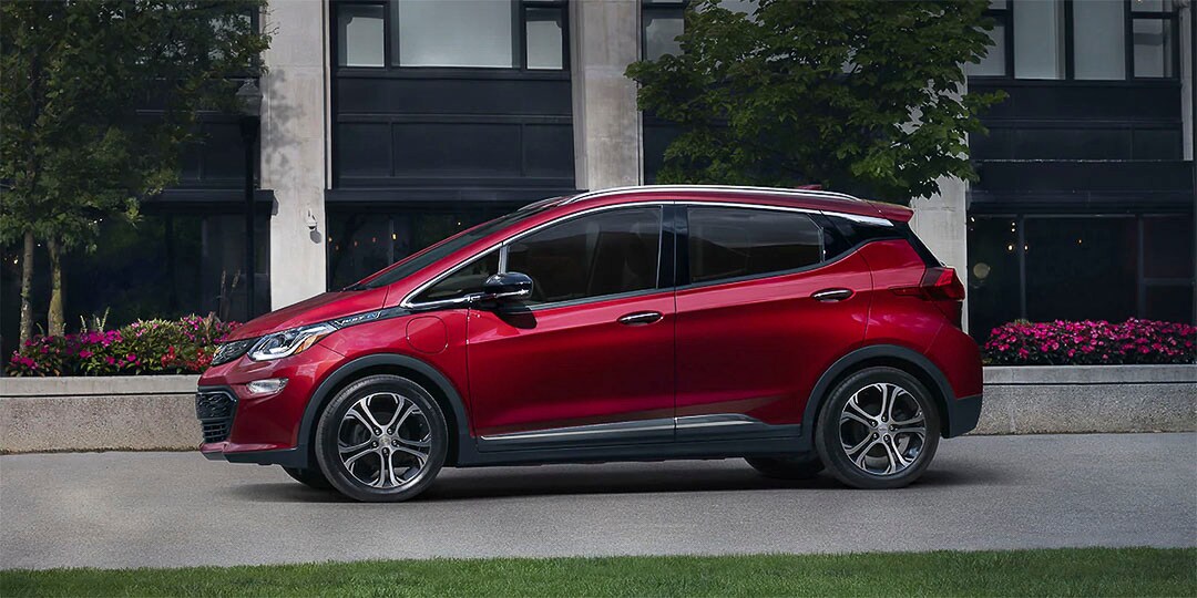 vue latérale du Chevrolet Bolt EV 2021 stationné