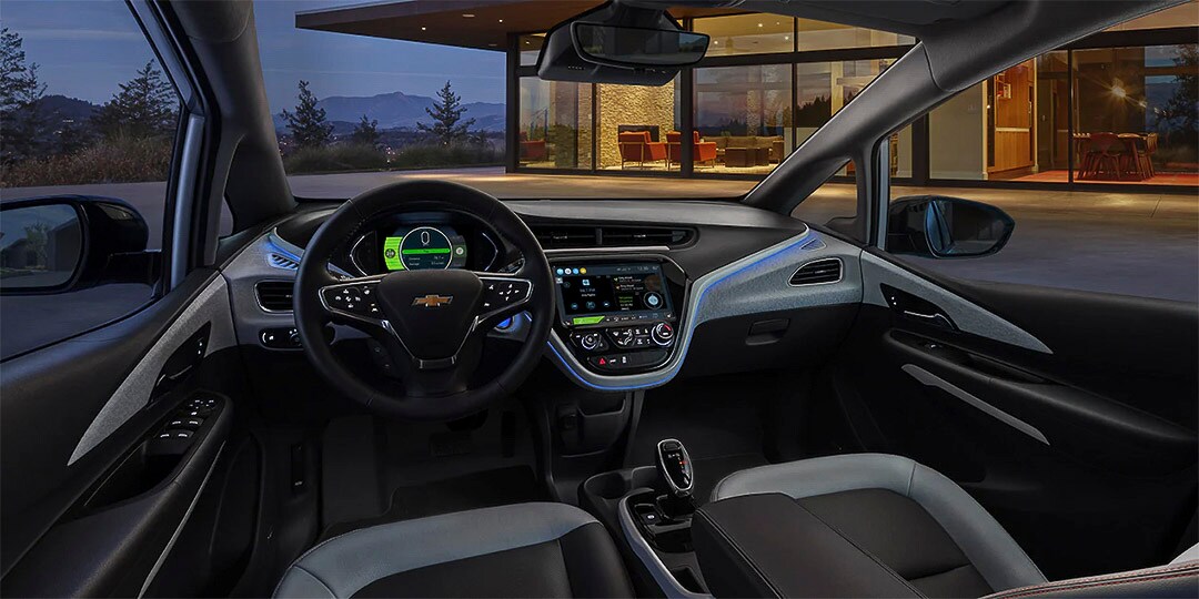 vue intérieure des sièges avant et de la console centrale du Chevrolet Bolt EV 2021
