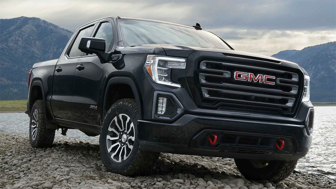 vue trois quart avant du GMC Sierra 1500 2021 stationné proche d'une étendue d'eau
