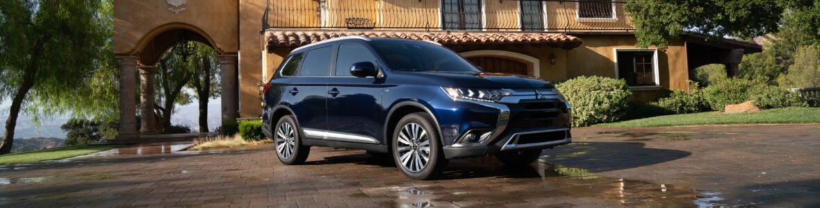 2019-Mitsubishi-Outlander-GT-SUV-L01 (2).jpg Mitsubishi Outlander at a house