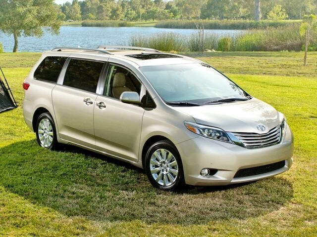 2017_Toyota_Sienna_gold.jpg 2017 Toyota Sienna