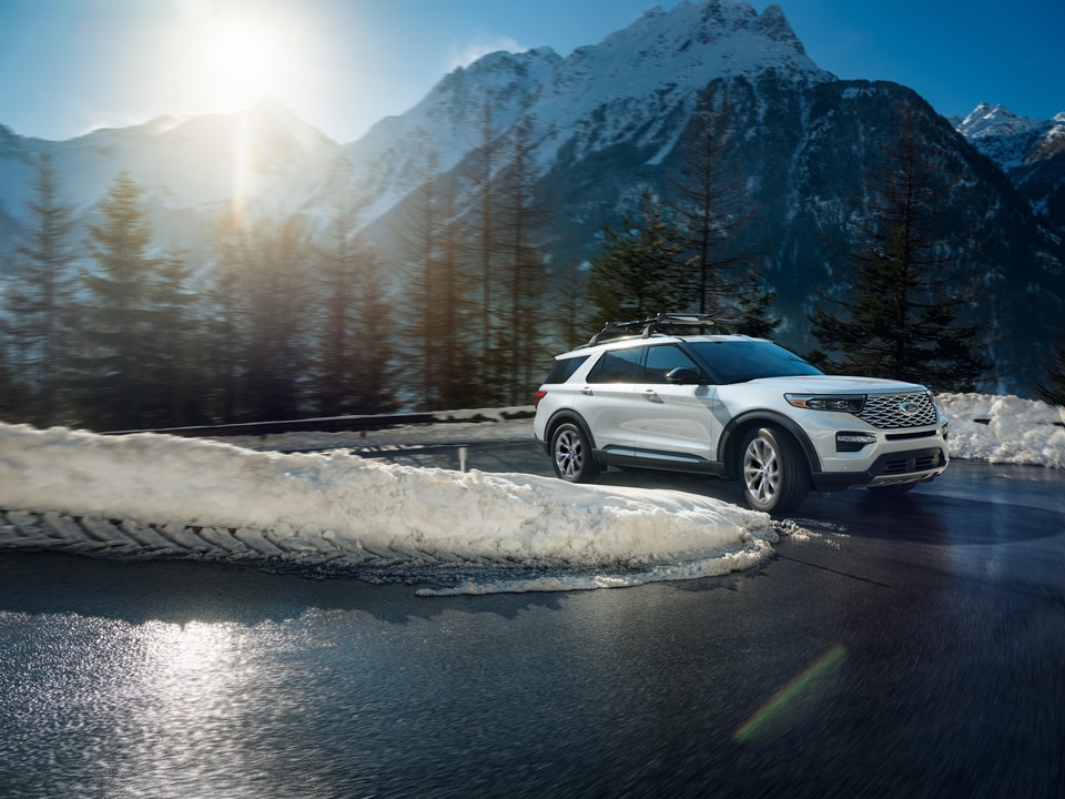 2023-Ford-Explorer-Platinum-SUV-L01 (1).jpeg