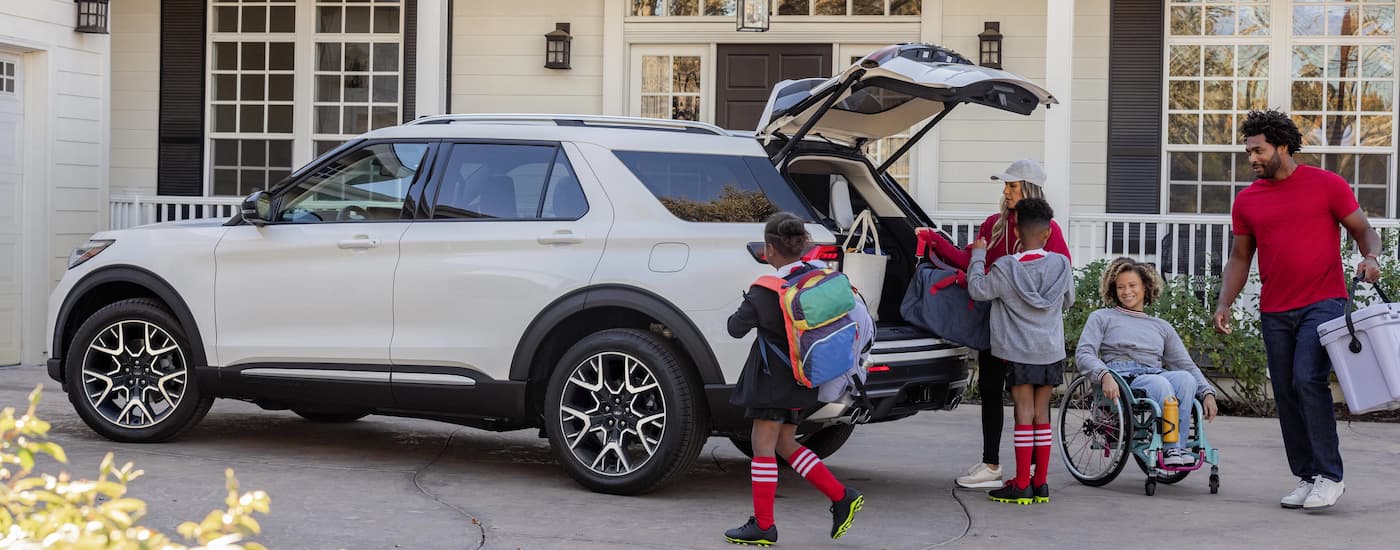 Ford%20Explorer%20for%20Sale%20Near%20Vanlue%202025%20Ford%20Explorer%20-%20White.jpg Family putting bags into the back of a white 2025 Ford Explorer