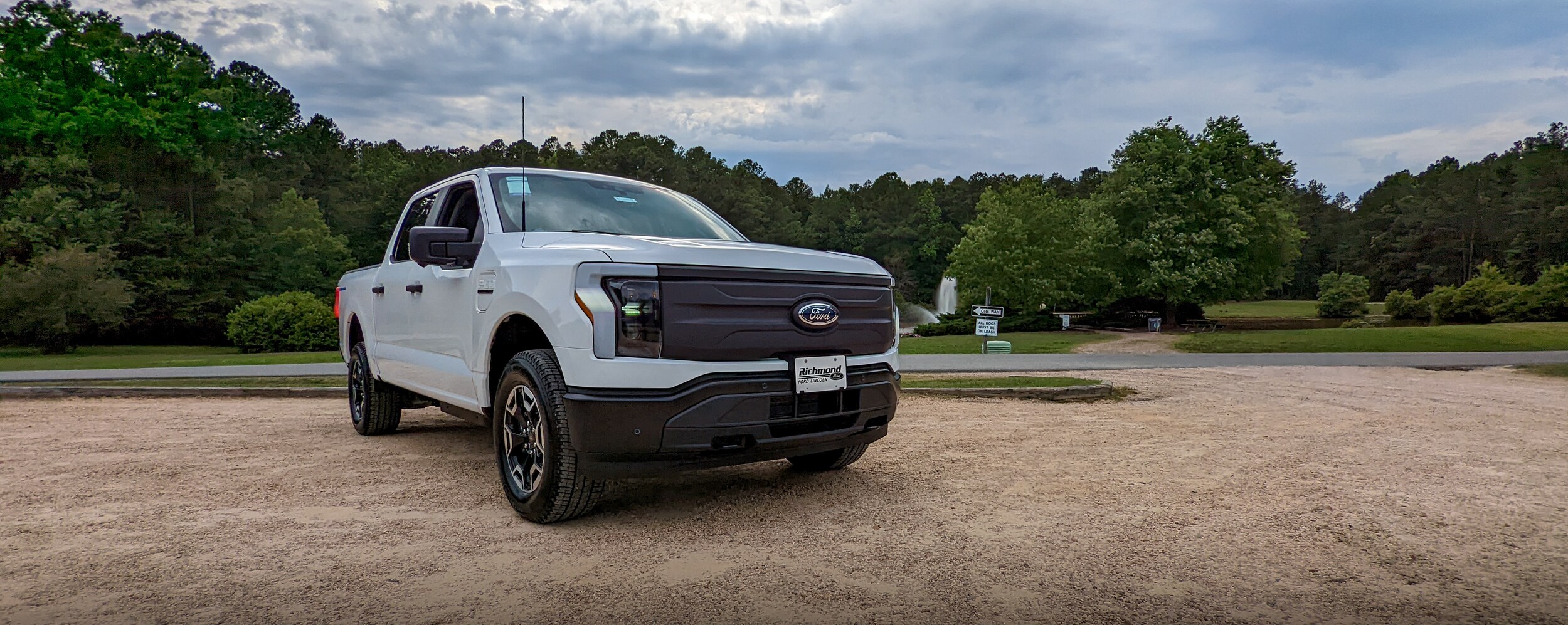 2022 F-150 Ligthning Pro-03.jpg