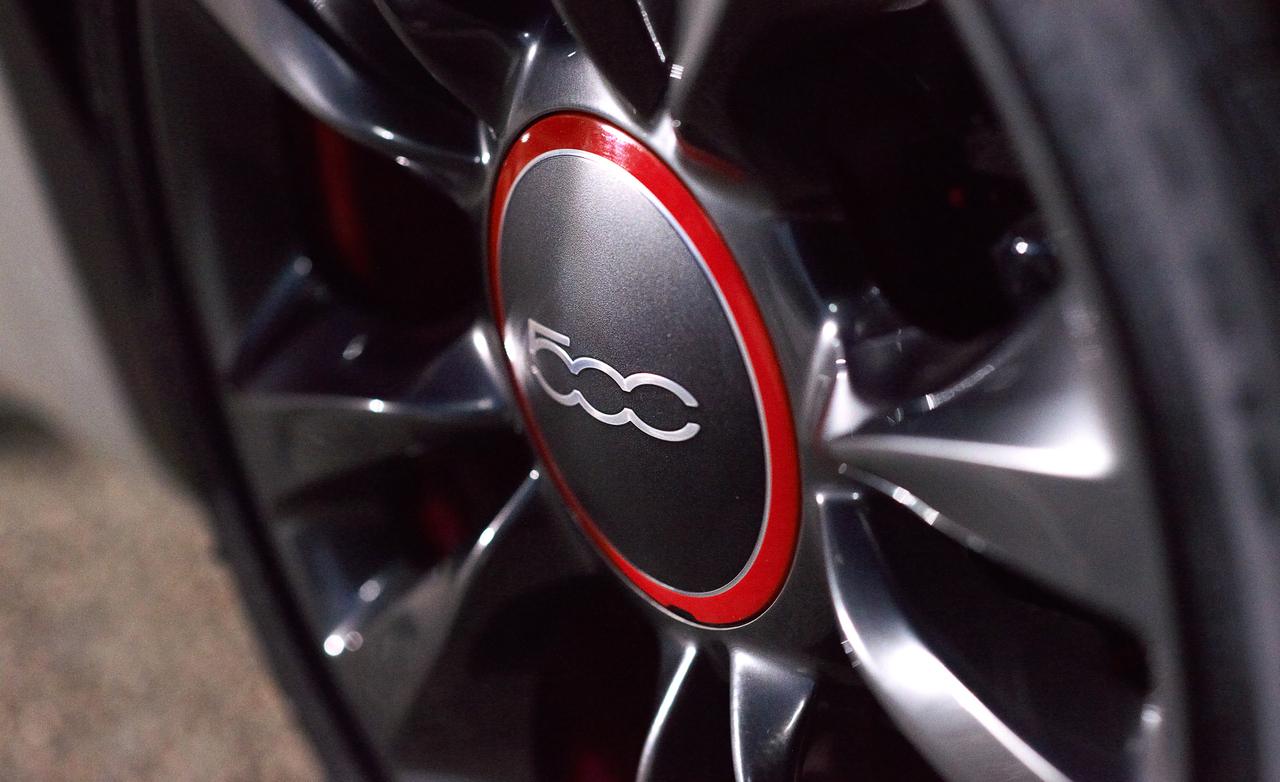 2014 fiat 500c gq edition wheel finished in Hyper nero with rosso color accents