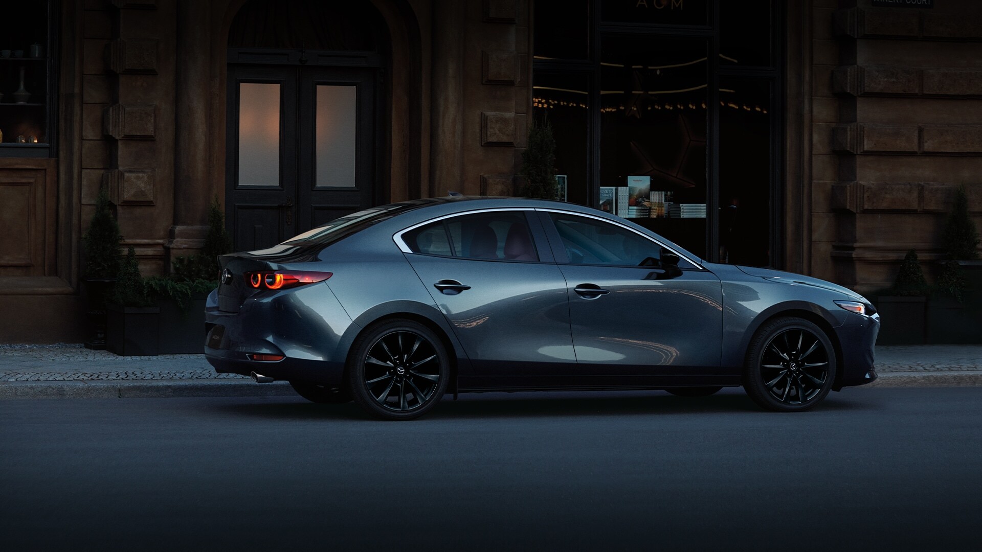 2022-mazda3-sedan-desktop-static-hero-v3_006.jpeg