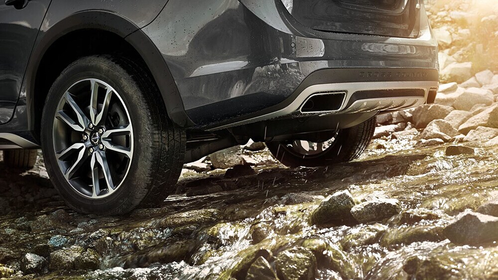 2018 Volvo S60 Exterior Gallery 4.jpg 2018 S60 Offroad