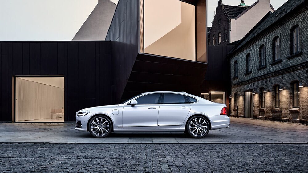 2018 Volvo S90 Exterior Gallery 1.jpg 2018 S90 Parked