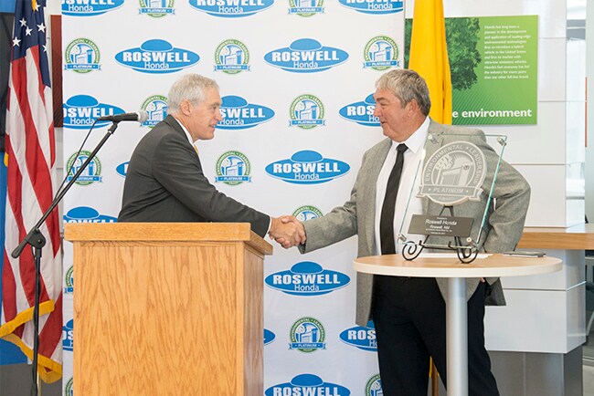 HO award TK n Mayor.jpg