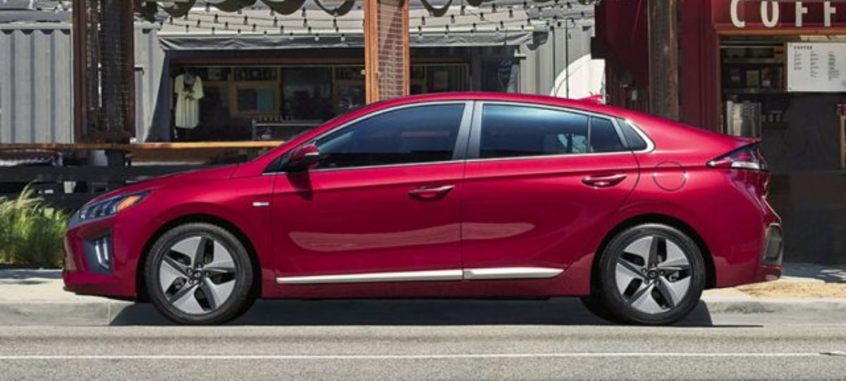 2021 Hyundai Ioniq Hybrid red parked on road facing left_long.jpg