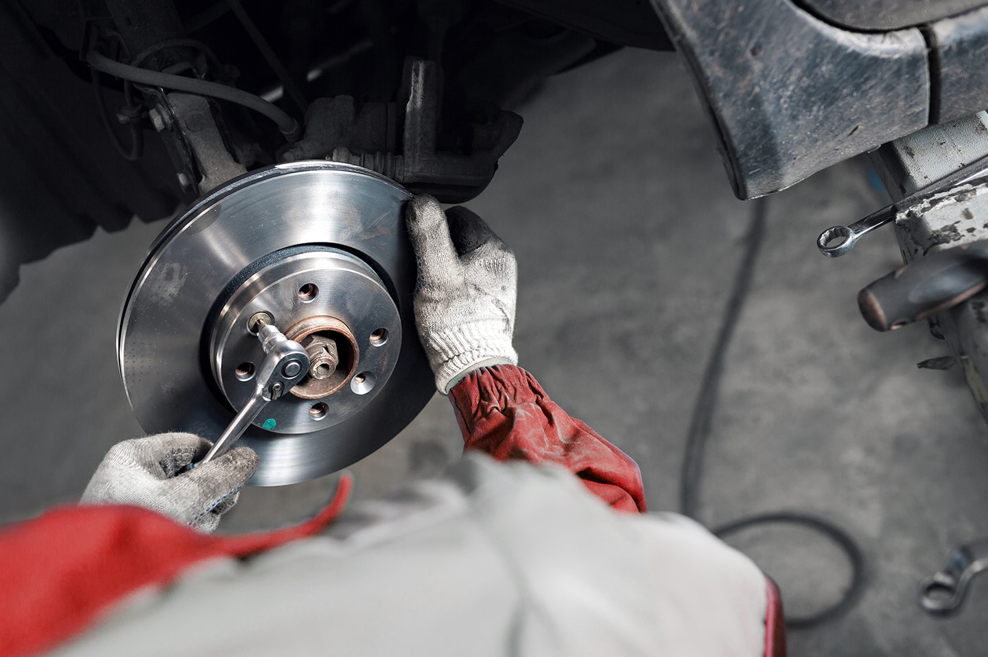 5c7452ec883a32f39b90b3ee_bigstock-Car-mechanic-changing-oil--mo-19473560 copy_red.jpg