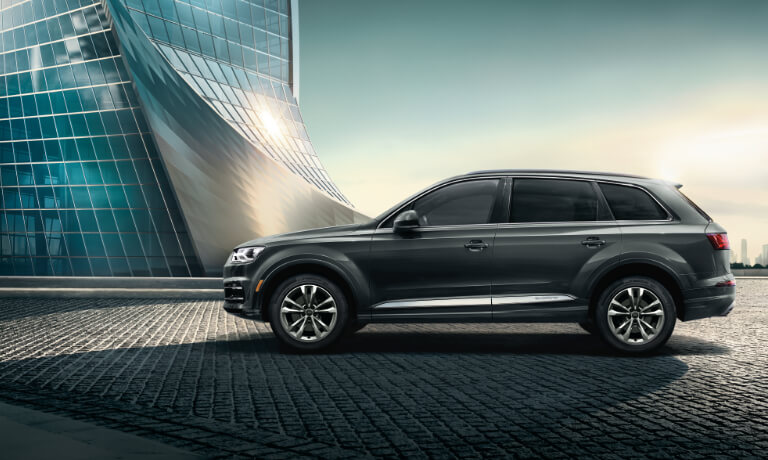 2020 Audi Q7 driving in the mud
