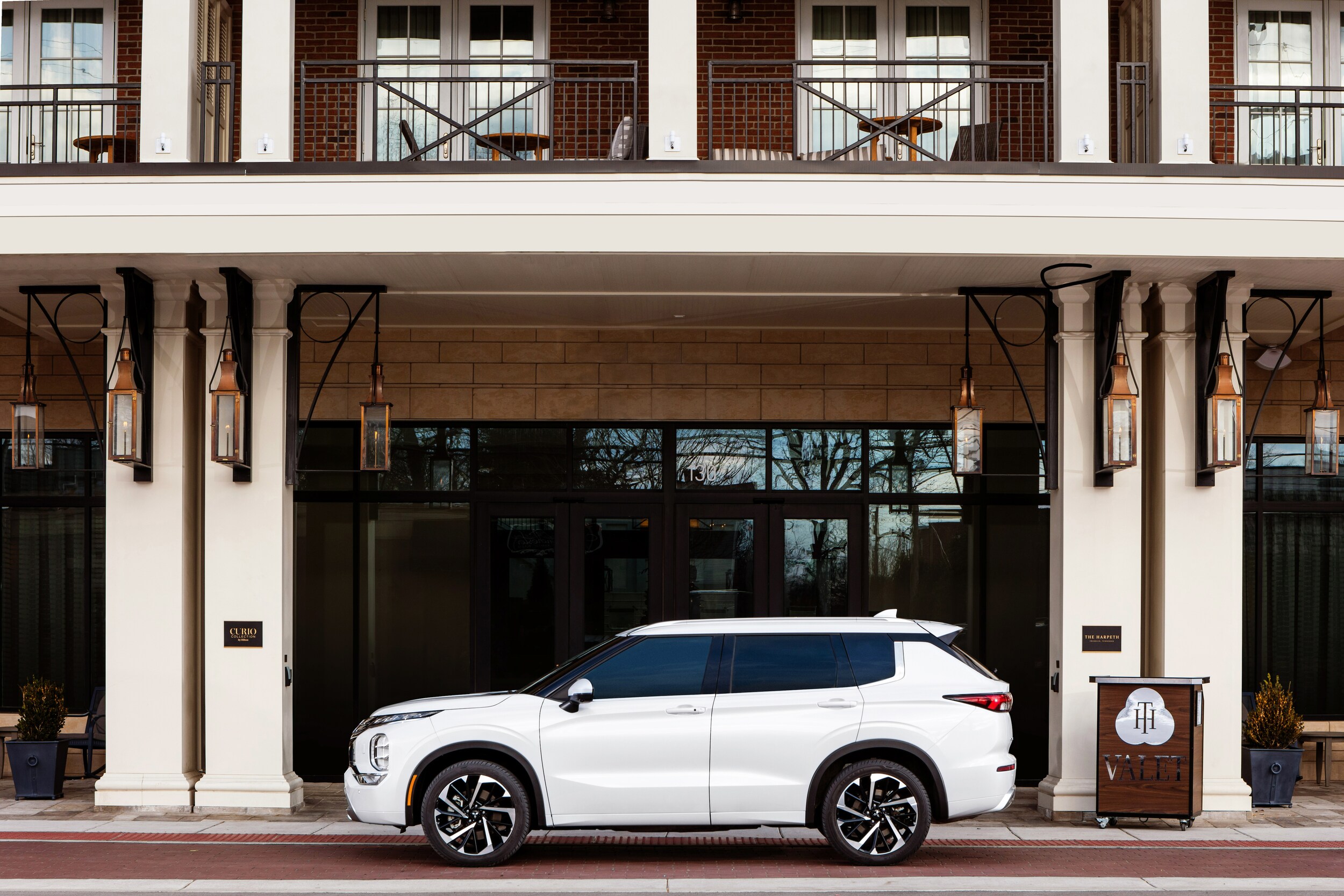 OUTLANDER22_EXTERIOR_WHITE_SIDE.jpg