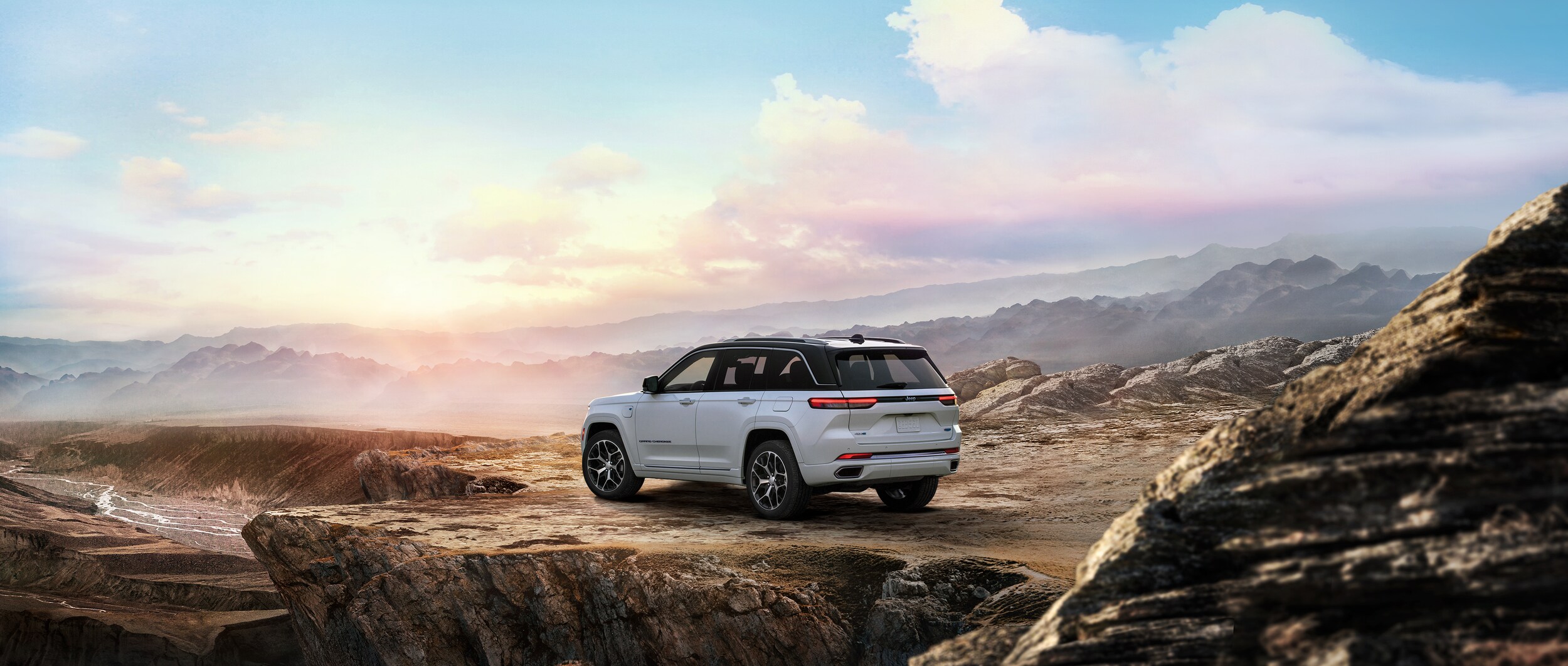 2024-Jeep-GrandCherokee4xe-Summit-SUV-L01.jpg