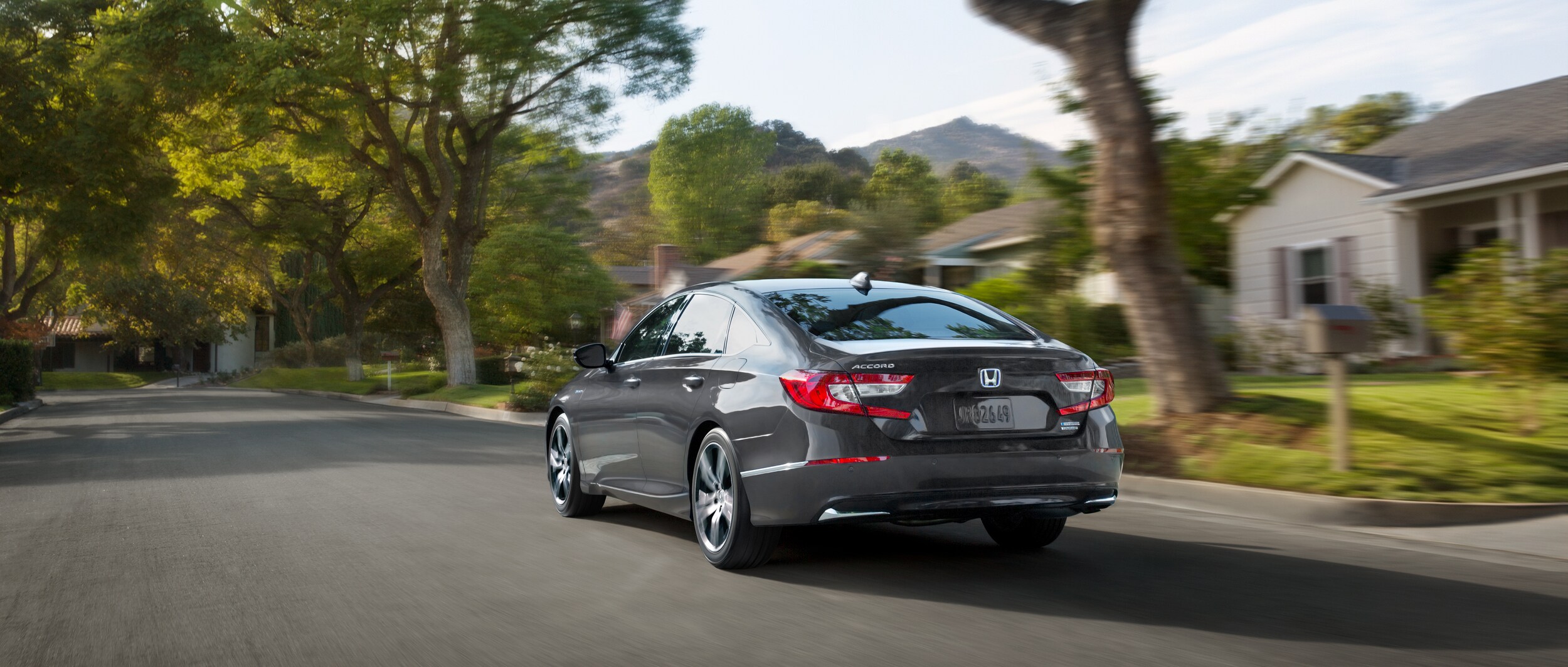 2022-Honda-AccordHybrid-Touring-Sedan-L05.jpeg