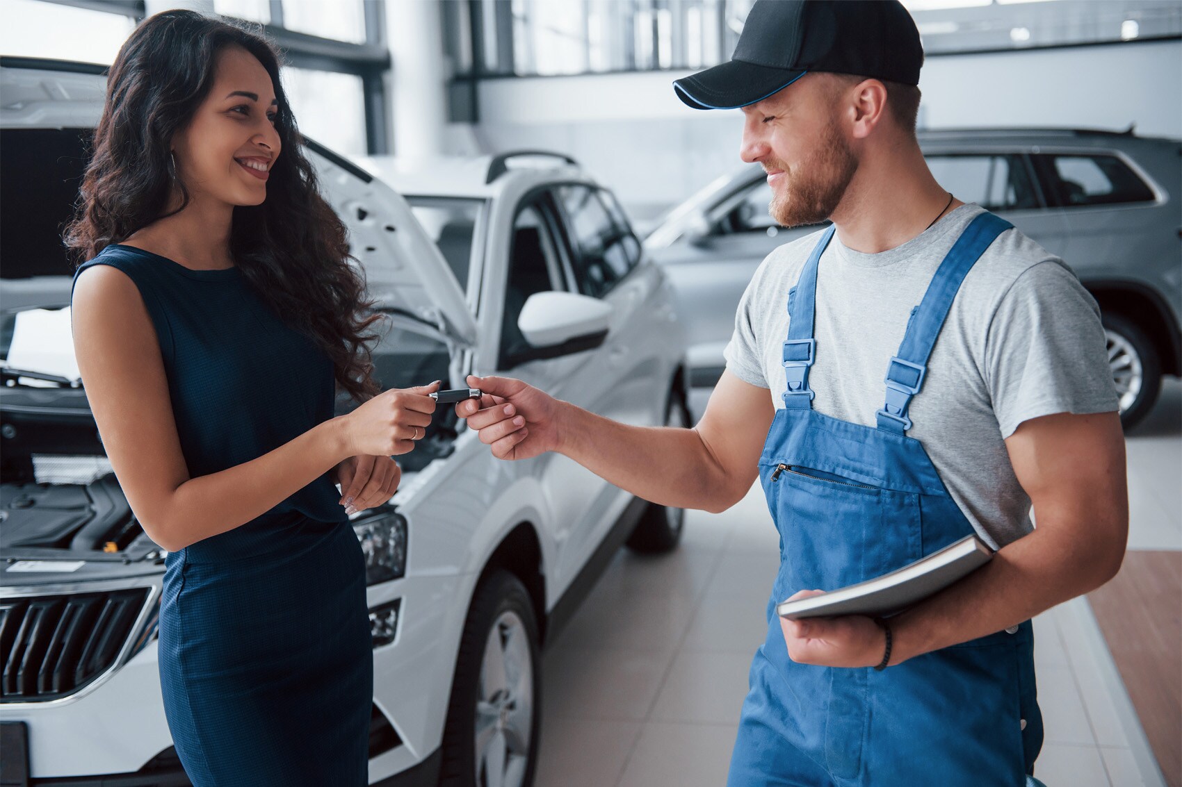 Jeep Certified technician handing keys of Jeep vehicle to customer