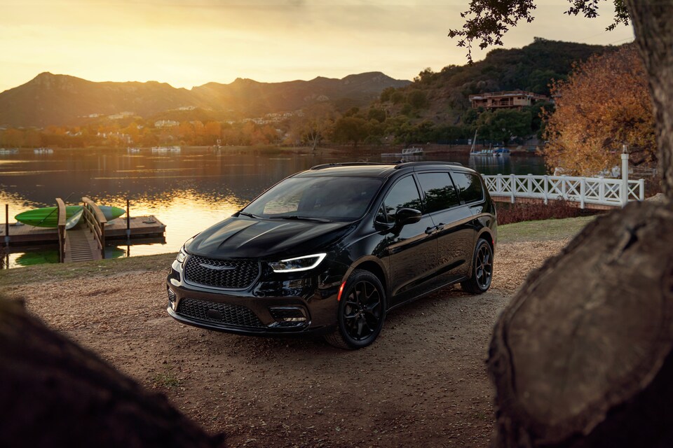 2023-Chrysler-Pacifica-Limited-WheelAddOn-Van-L02.png