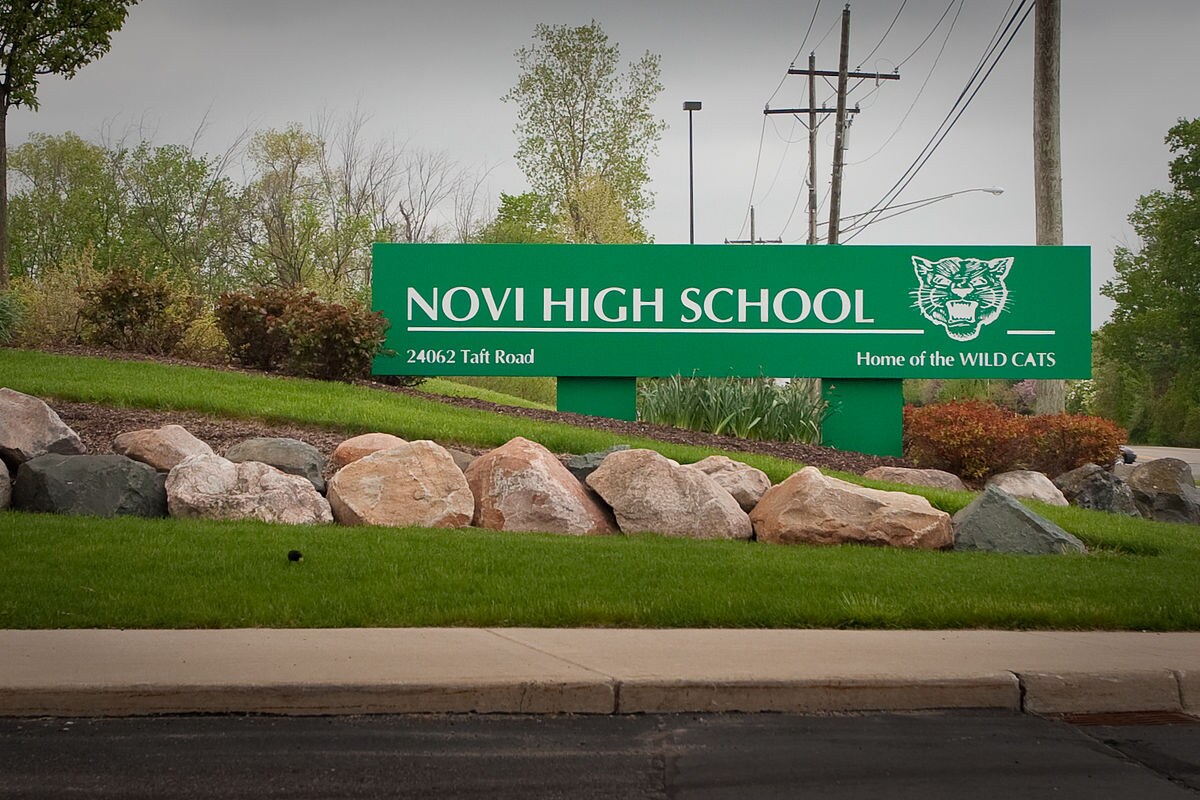 1200px-NoviHighSchoolMIEntranceSign.jpg