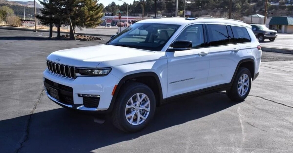 White 2022 Jeep Grand Cherokee.jpg