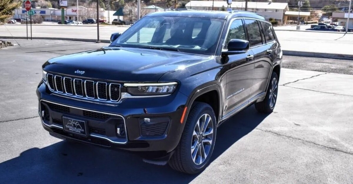 Black 2022 Jeep Grand Cherokee.jpg