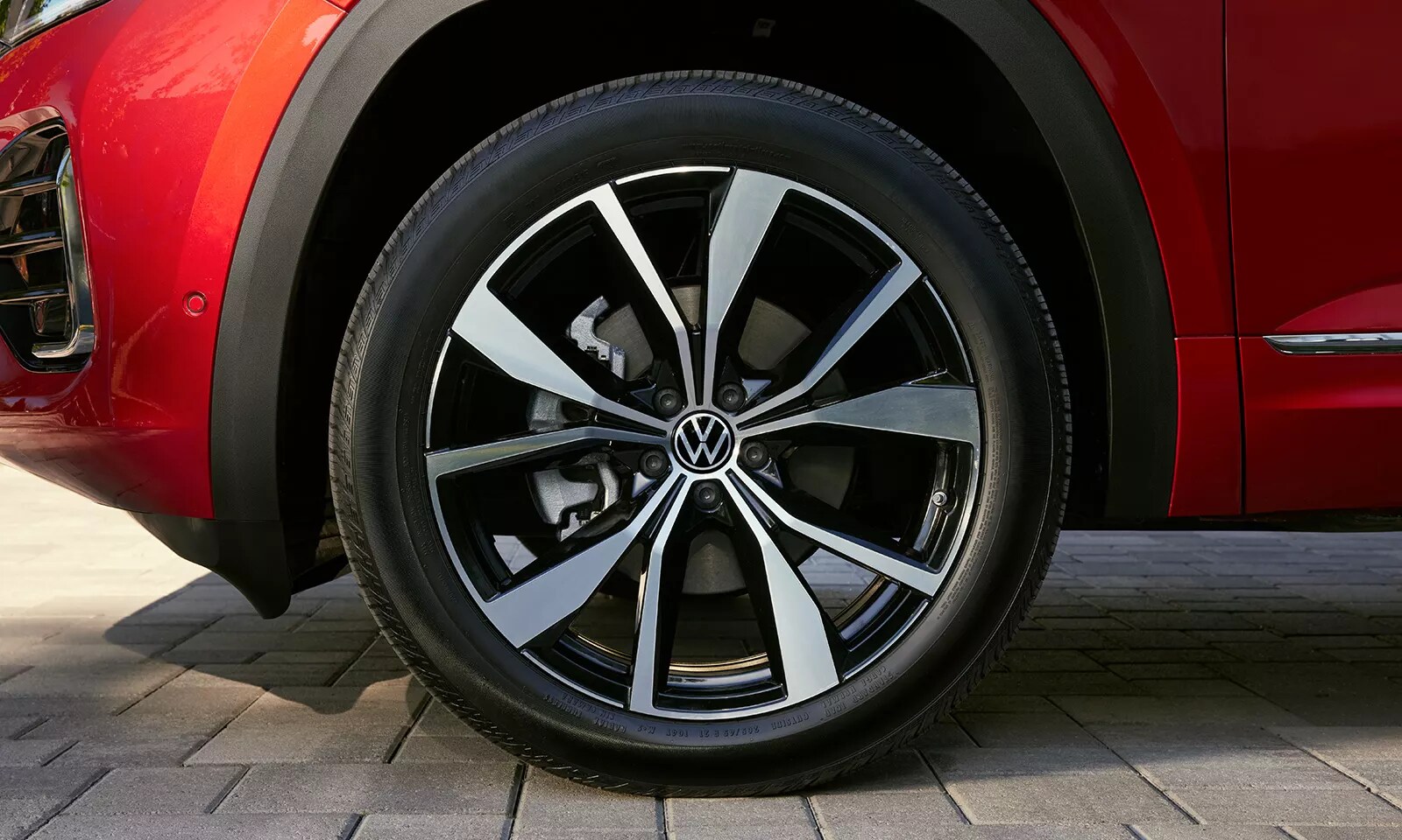 Available 21-inch Two-Tone Machined Alloy Wheels Available 21-inch Two-Tone Machined Alloy Wheels
