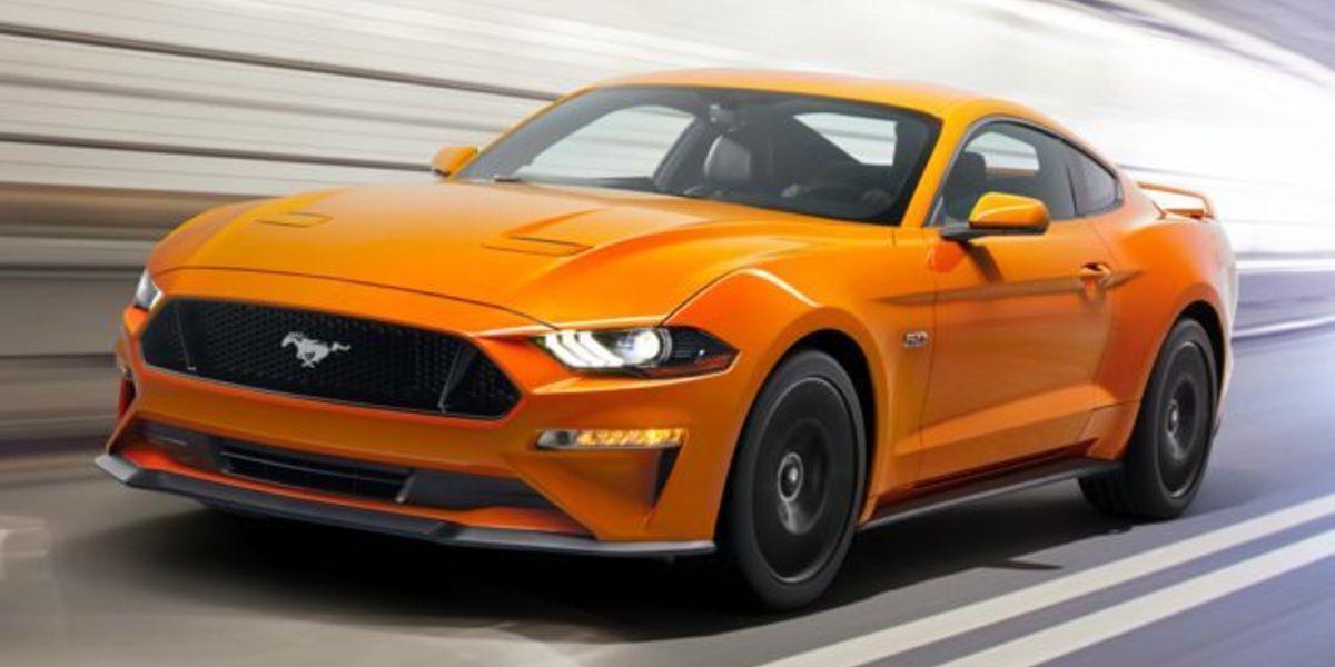 Ford Mustang coupe orange in motion_hori.jpg