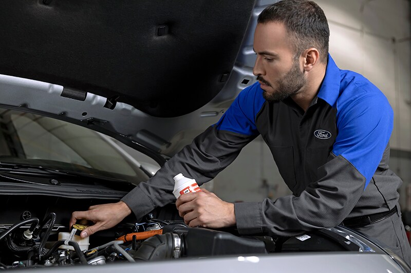 Ford_Service_2581_RET 800.jpg Ford technician performing auto service