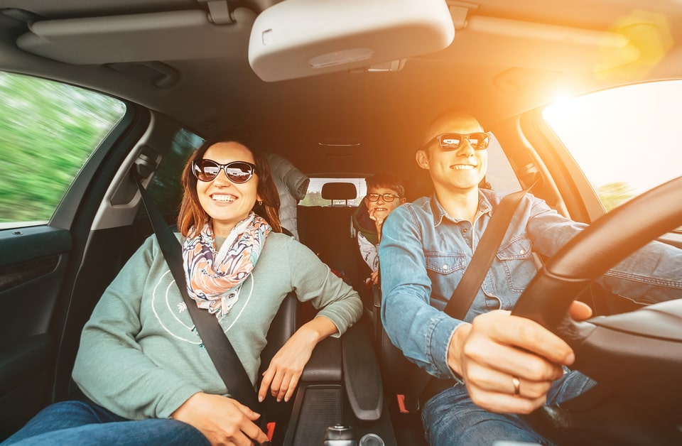 happy-couple-in-car